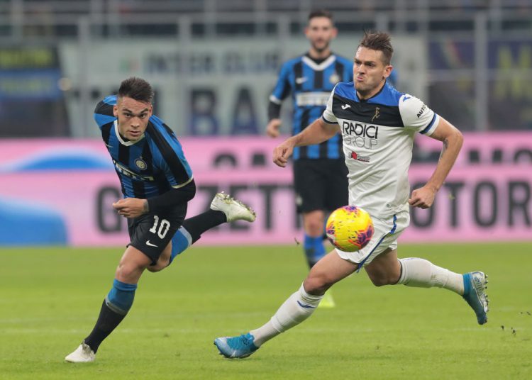 MILAN, ITALY - JANUARY 11:  Lautaro Martinez of FC Internazionale is challenged by Rafael Toloi of Atalanta BC during the Serie A match between FC Internazionale and Atalanta BC at Stadio Giuseppe Meazza on January 11, 2020 in Milan, Italy.  (Photo by Emilio Andreoli/Getty Images)